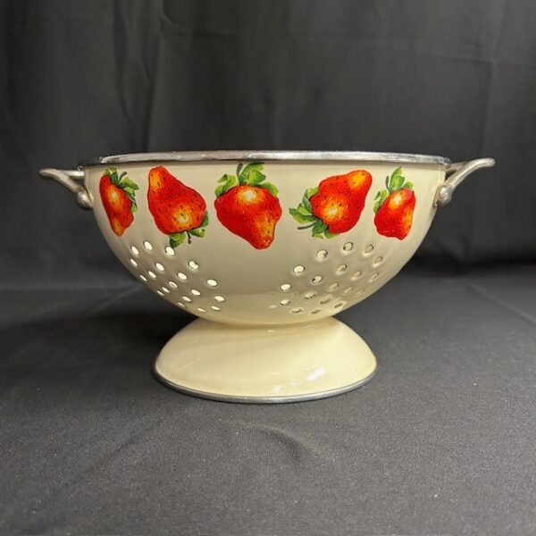 VTG Kobe Strawberry Enamel Colander