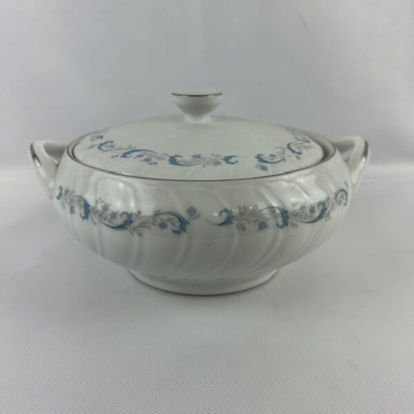 VTG Camelot Gracious Lidded Casserole