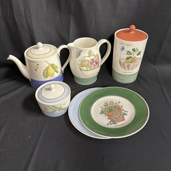 Wedgwood Sarah's Garden Queensware Set